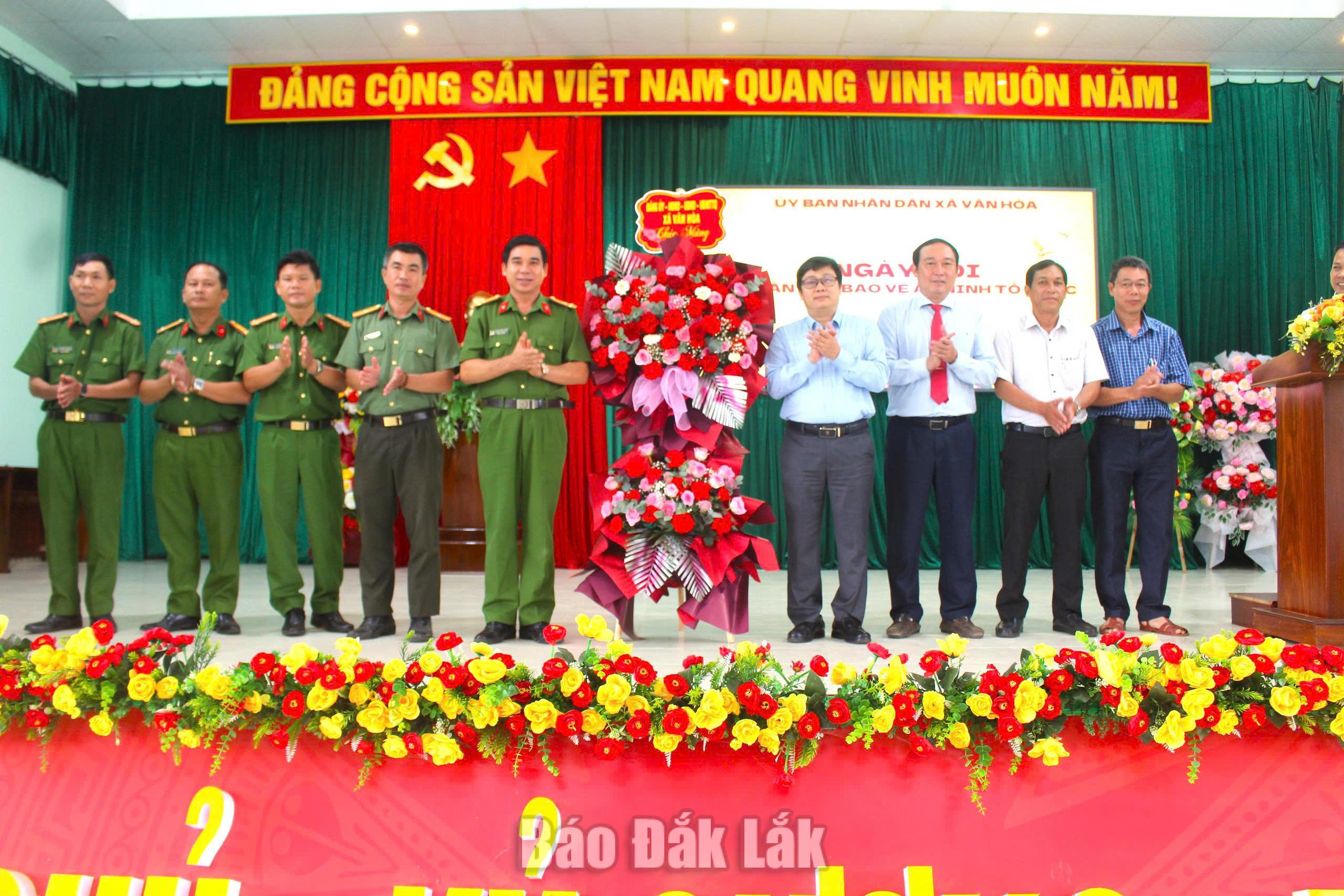 Lãnh đạo xã Vân Hòa tặng hoa chúc mừng Công an xã nhân Ngày truyền thống Công an nhân dân.