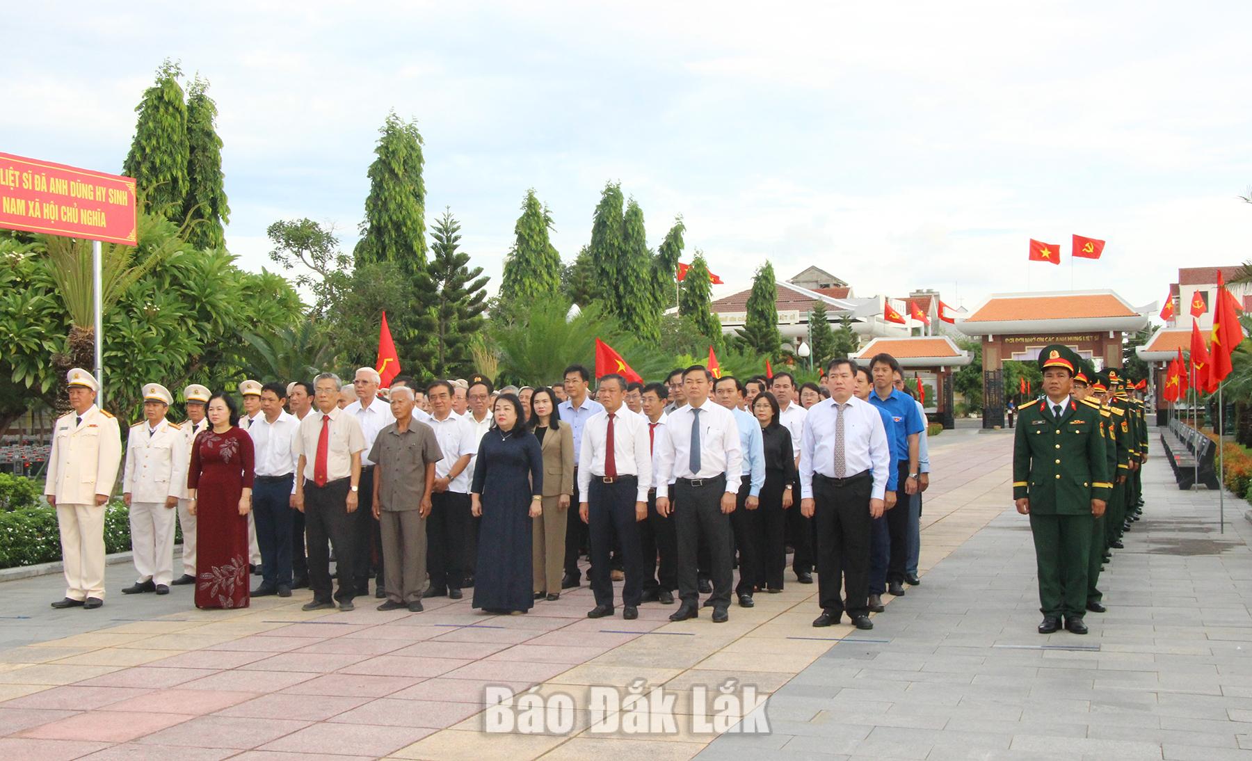 Đoàn đại biểu viếng Nghĩa trang liệt sĩ tỉnh.
