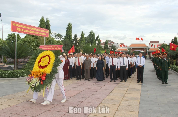 Lãnh đạo tỉnh dâng hoa, dâng hương tưởng niệm các Anh hùng liệt sĩ
