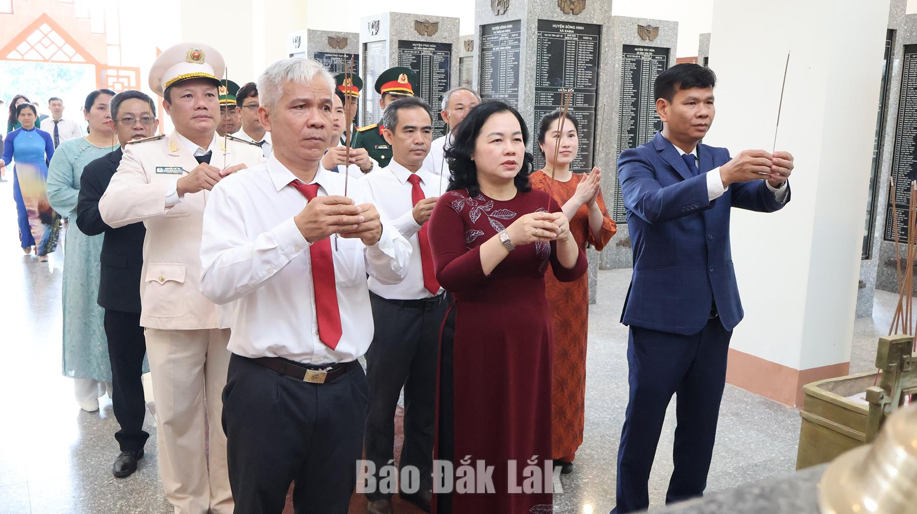 Ủy viên Ban Thưởng vụ Tỉnh ủy, Bí thư Đảng ủy phường Tuy Hòa Đào Bảo Minh cùng các đại biểu dâng hương tại Đài tưởng niệm Núi Nhạn. Ảnh: Trang Diễm