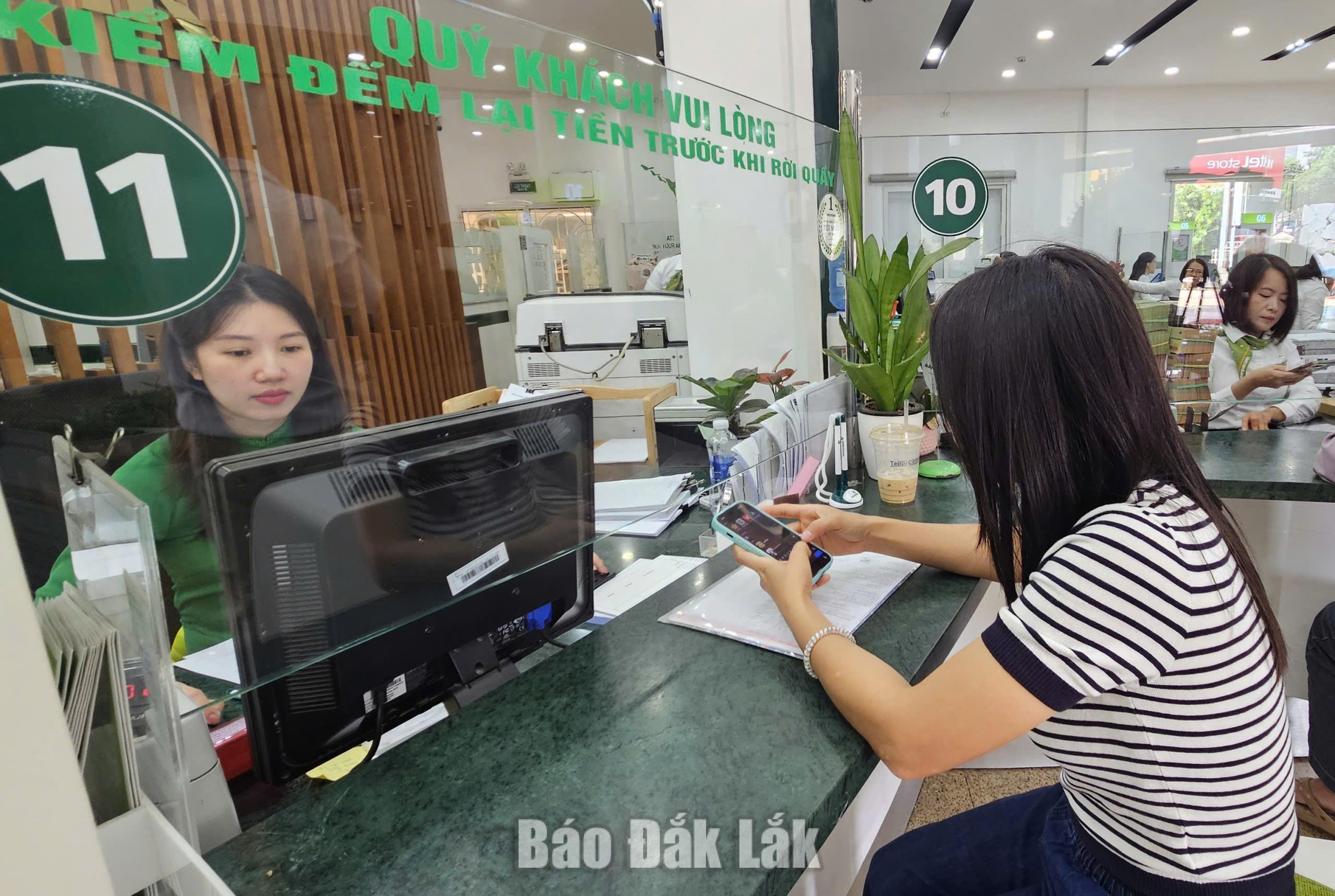 Khách hàng đến giao dịch tại Ngân hàng Vietcombank chi nhánh Đắk Lắk