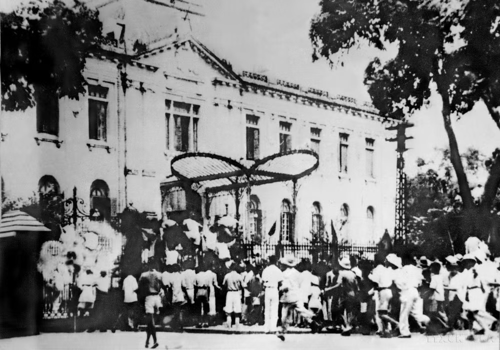 Quần chúng cách mạng và tự vệ chiếm Phủ Khâm sai (Bắc Bộ phủ), ngày 19/8/1945. Ảnh tư liệu Báo Nhân Dân