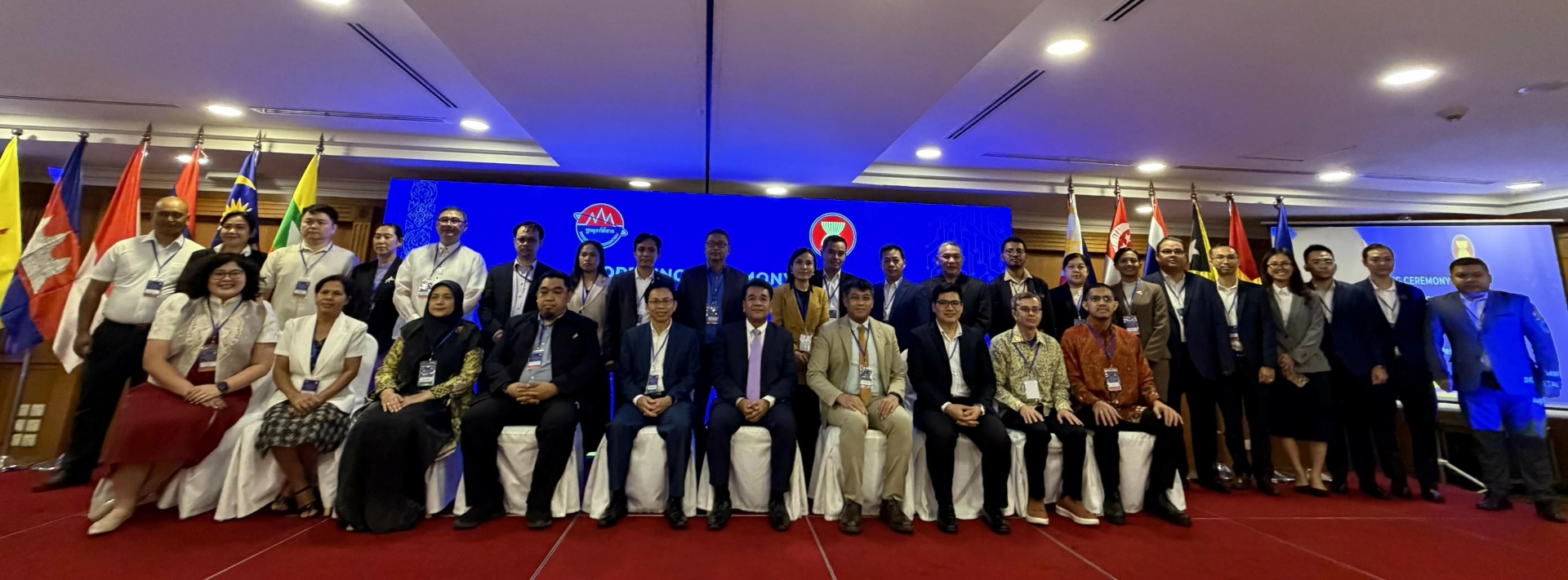 Các đại biểu tham dự hội thảo chụp ảnh lưu niệm. 
