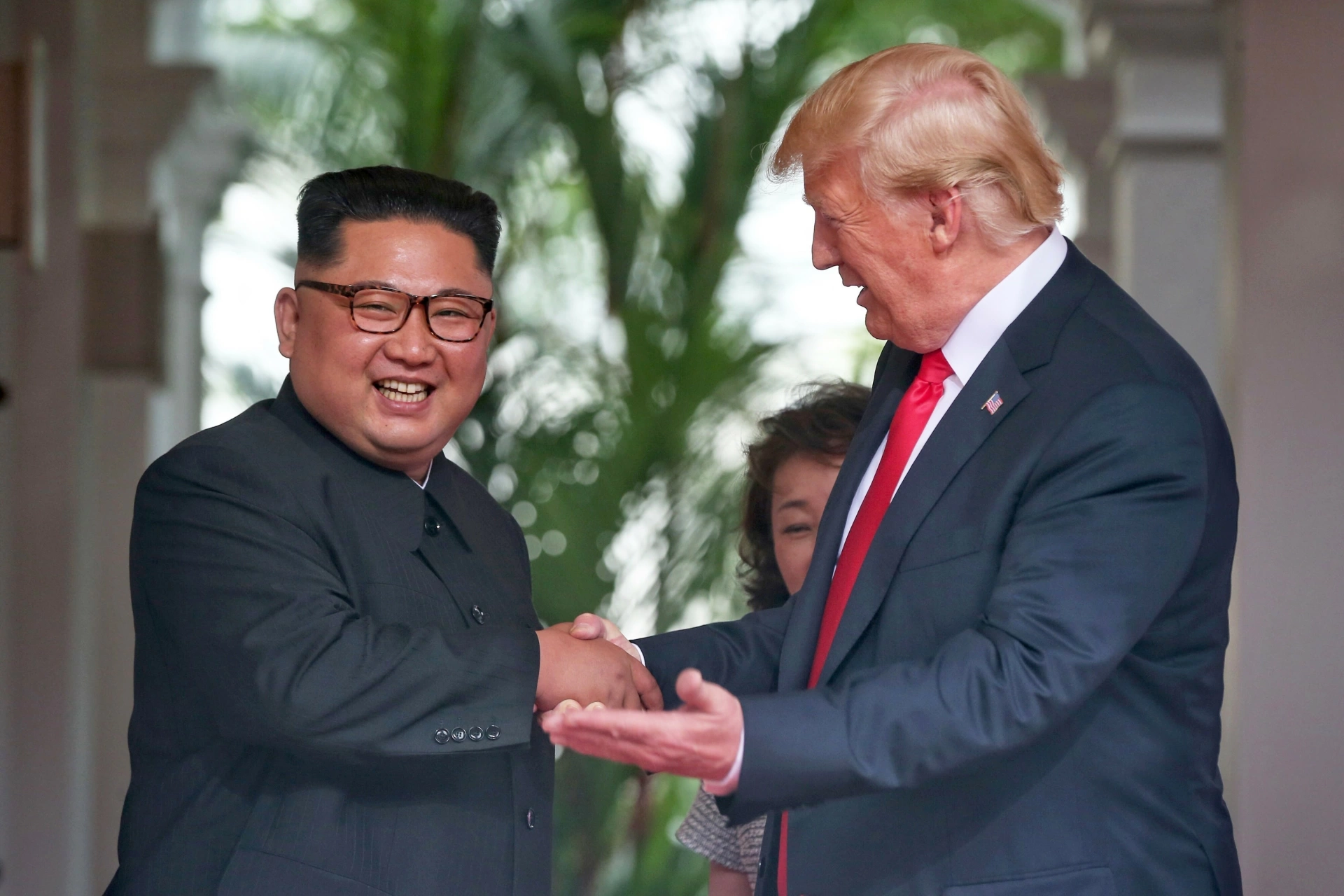 ổng thống Mỹ Donald Trump và nhà lãnh đạo Triều Tiên Kim Jong Un tại cuộc gặp ở Singapore ngày 12/6/2018. Ảnh: THX/TTXVN