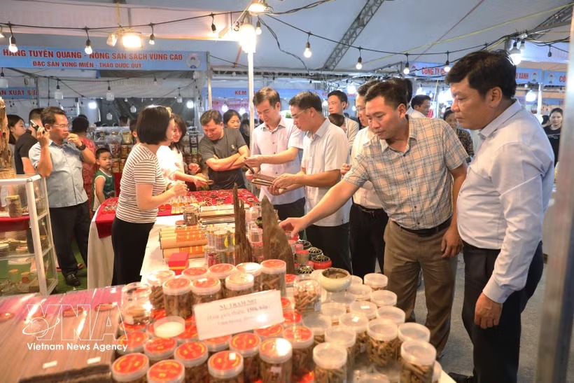 Visitors at a fair featuring cooperatives and businesses in Ninh Binh province. (Photo: VNA)