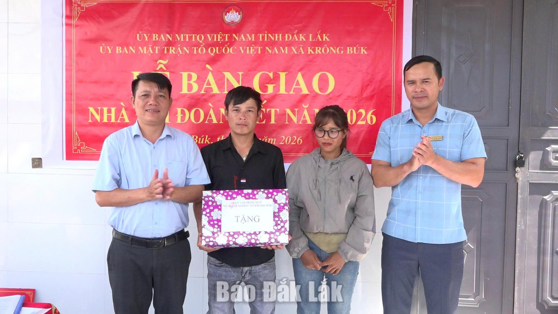 Lãnh đạo Ủy ban MTTQ Việt Nam xã Krông Búk tặng quà cho gia đình anh Y Chân Niê tại lễ bàn giao nhà Đại đoàn kết.