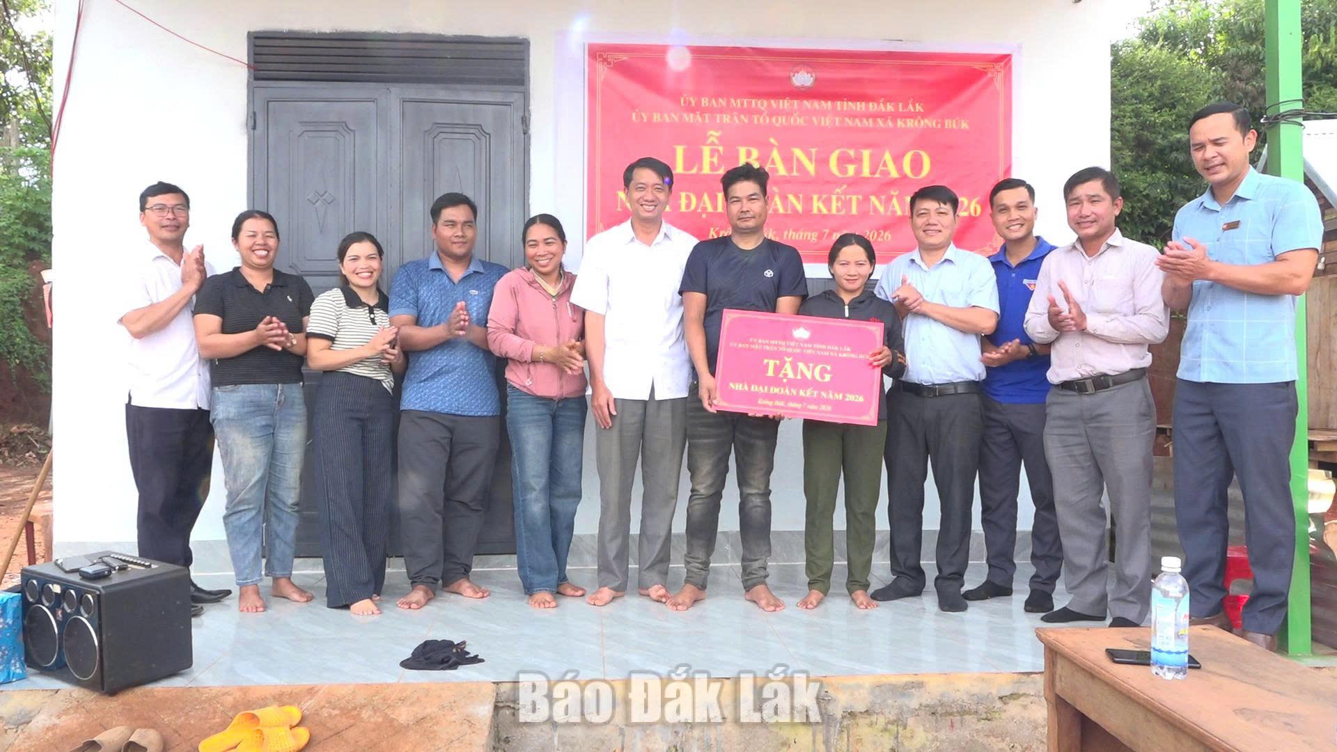 
Ủy ban MTTQ Việt Nam xã Krông Búk bàn giao nhà Đại đoàn kết cho gia đình anh Y Riu Rcăm ở buôn Drao. 
