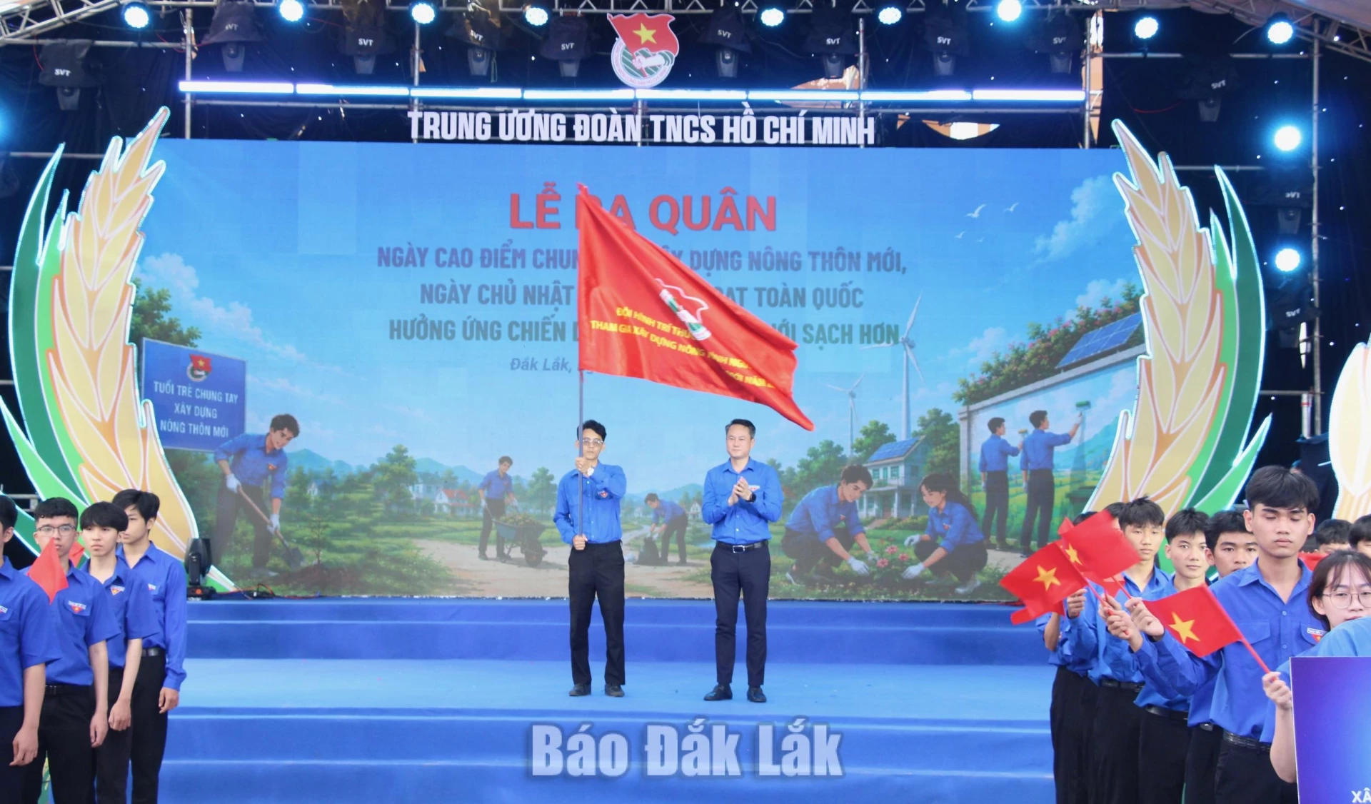 Đồng chí Nguyễn Kim Quy, Bí thư Ban Chấp hành Trung ương Đoàn, Chủ tịch Trung ương Hội Liên hiệp Thanh niên Việt Nam lên sân khấu để trao cờ xuất quân cho các Đội hình.