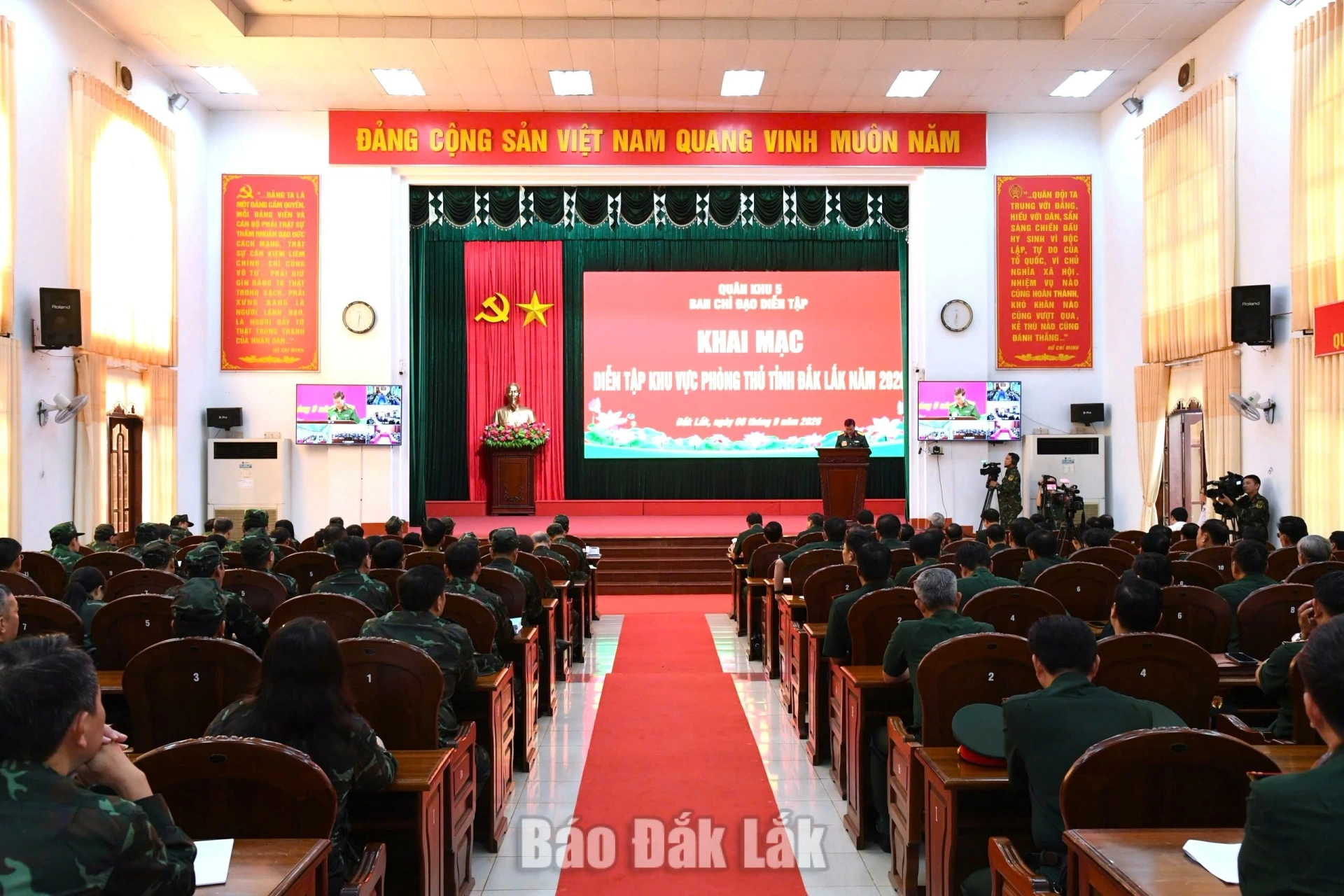 Toàn cảnh buổi khai mạc diễn tập.