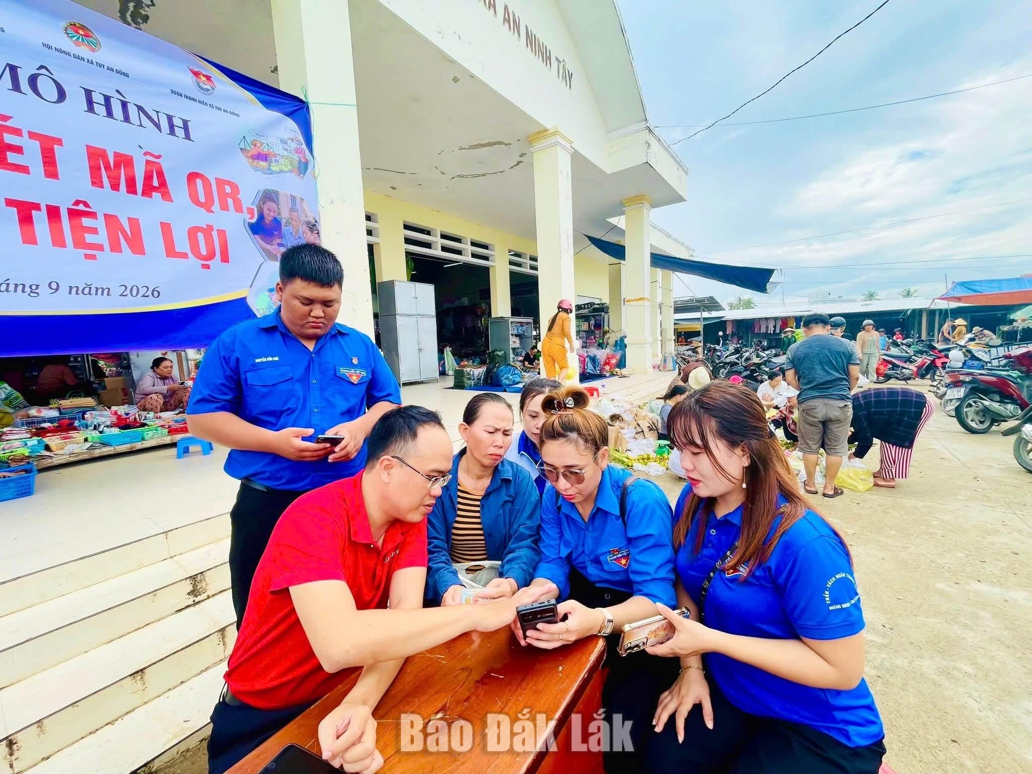 Đoàn viên thanh niên hướng dẫn người dân cài đặt các tiện ích số