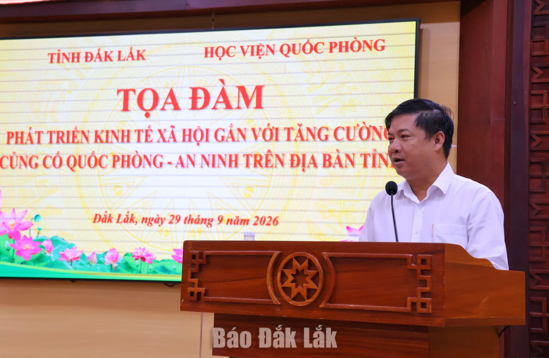 Đồng chí Lương Nguyễn Minh Triết, Ủy viên Trung ương Đảng, Bí thư Tỉnh ủy, Trưởng Đoàn ĐBQH tỉnh phát biểu tại buổi làm việc.