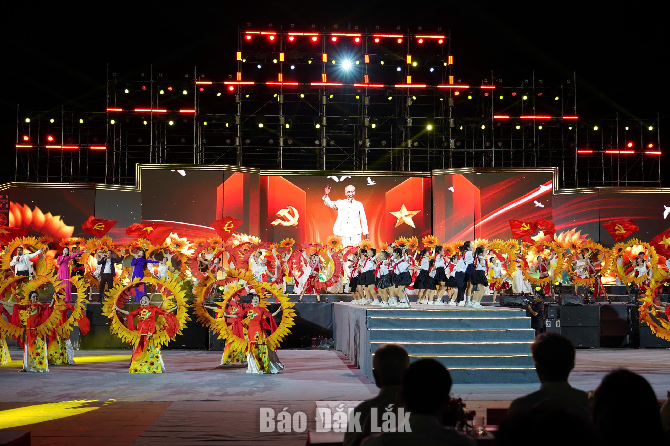 A meticulously staged performance re-enacting the historic National Day celebrations of September 2, 1945.  