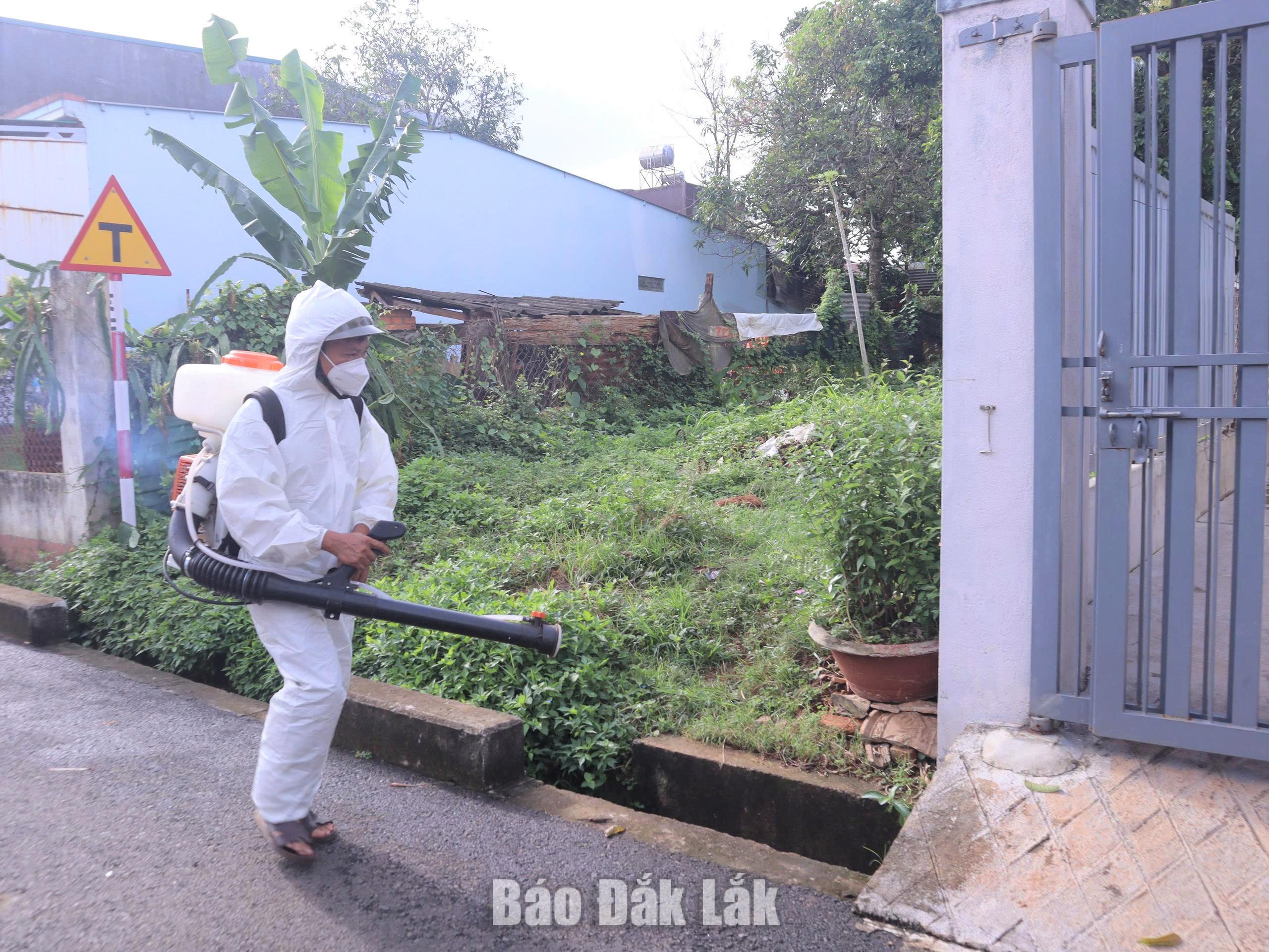 Phun hóa chất diệt muỗi là một trong những biện pháp được triển khai nhằm hạn chế nguy cơ lây lan sốt xuất huyết trong cộng đồng.