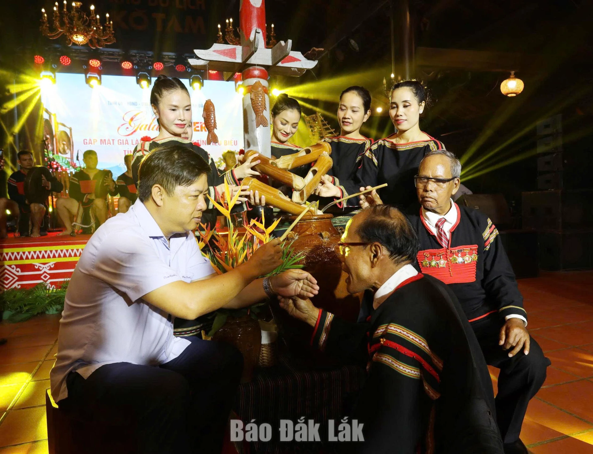 Già làng, người uy tín đeo vòng tay cho lãnh đạo tỉnh