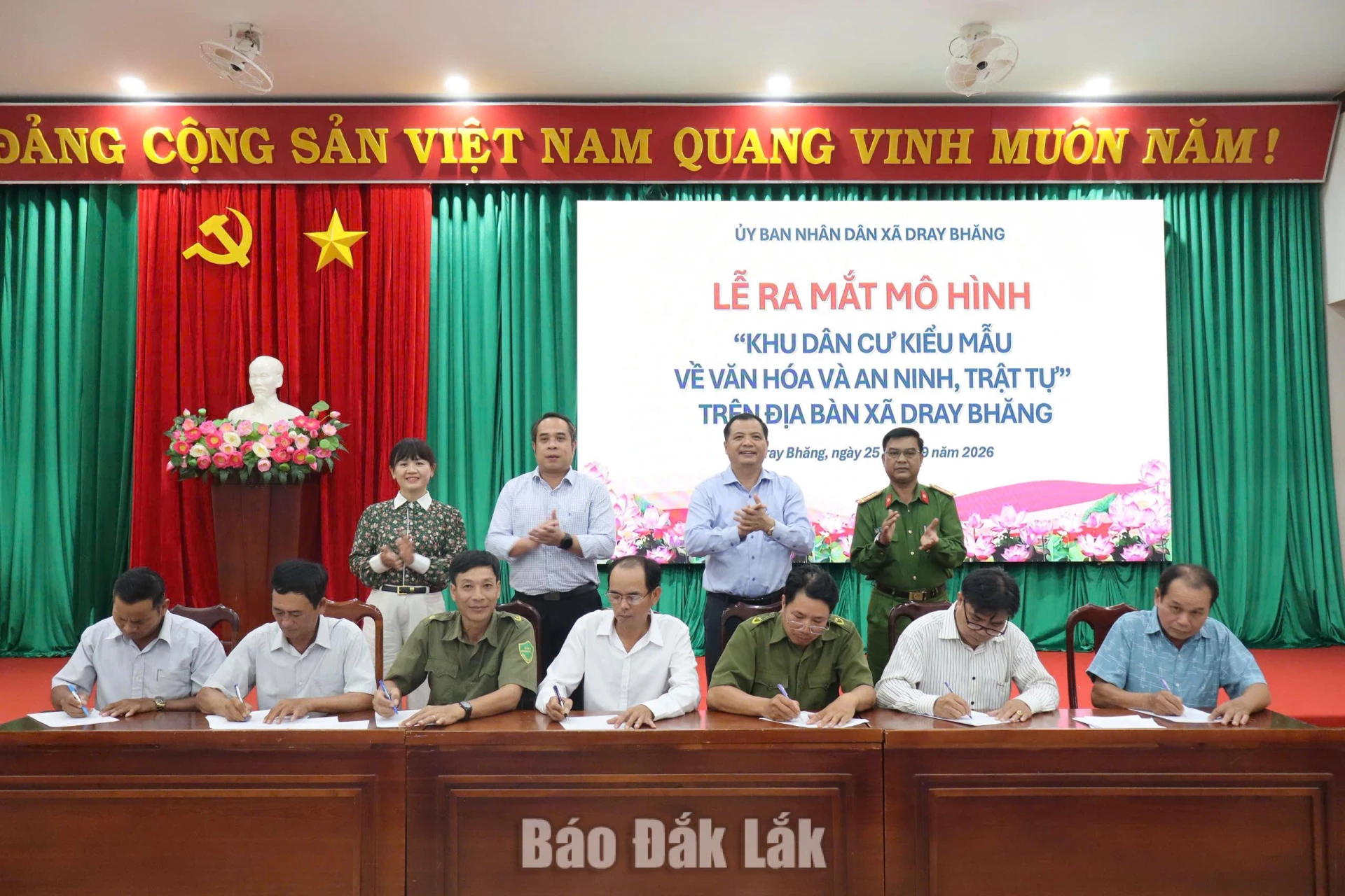 Đại diện 14 thôn, buôn xã Dray Bhăng ký cam kết thực hiện mô hình “Khu dân cư kiểu mẫu về văn hóa và an ninh, trật tự”.
