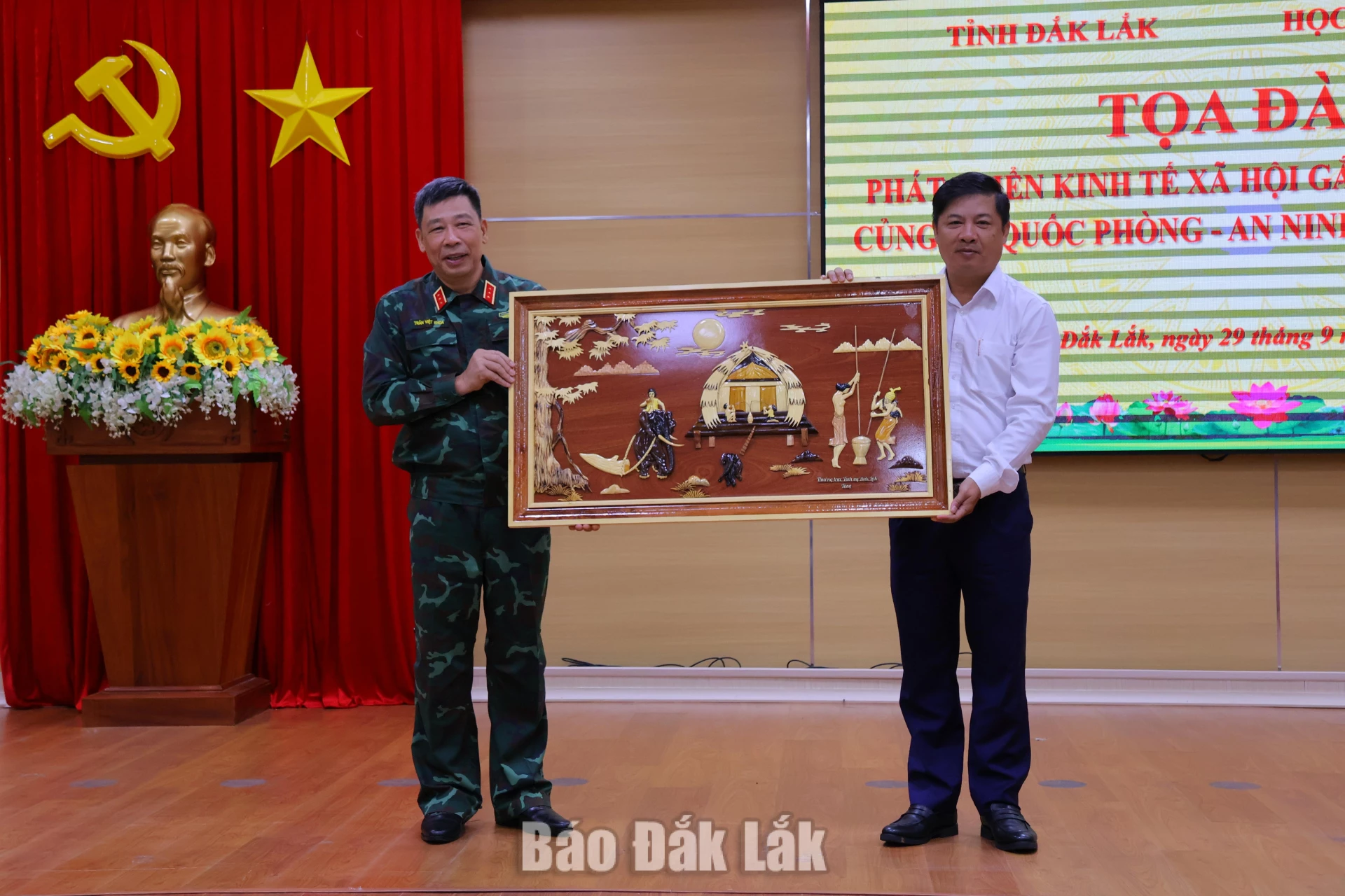 Bí thư Tỉnh ủy Lương Nguyễn Minh Triết trao quà lưu niệm tặng nhà trường.