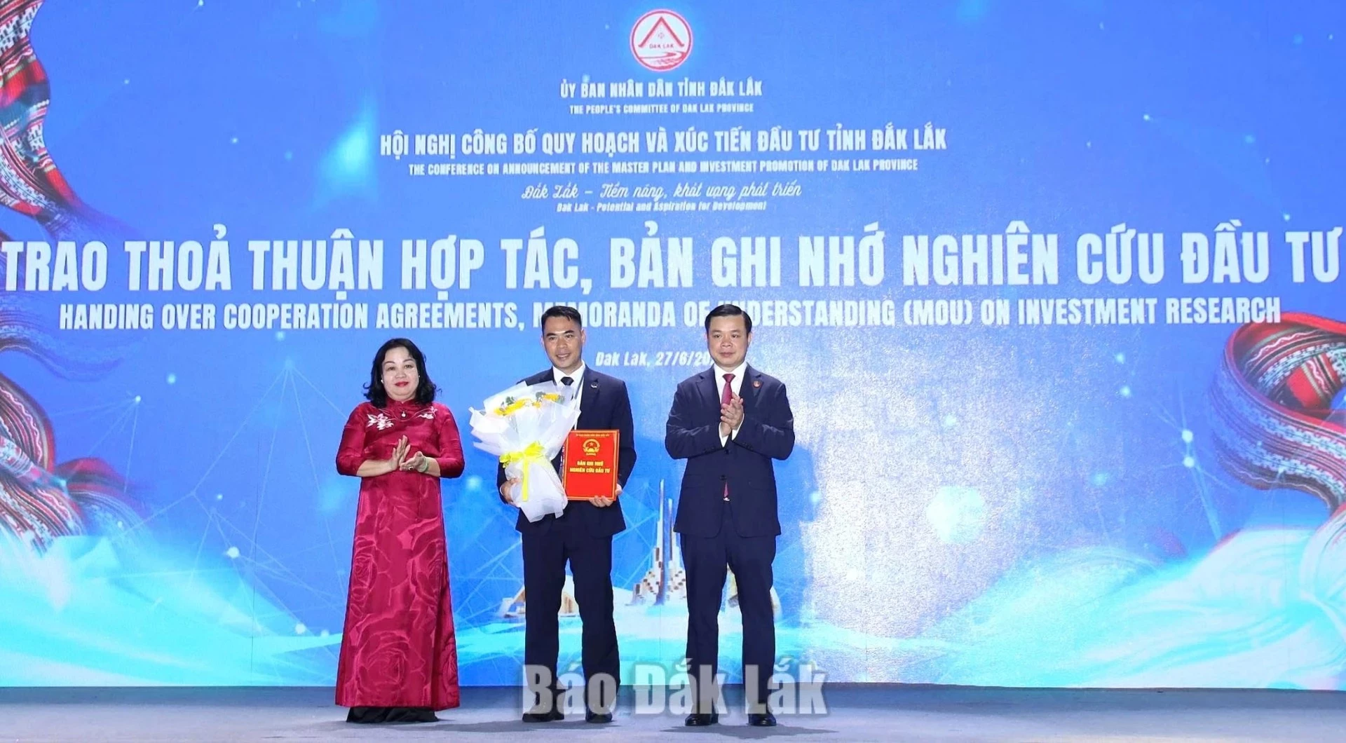 Provincial leaders presenting cooperation agreements, investment research memoranda to investors at Dak Lak’s 2026 Provincial Planning Announcement and Investment Promotion Conference