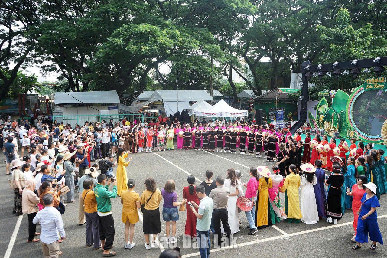 Local residents and visitors enthusiastically participating in activities during Durian Cultural Week.