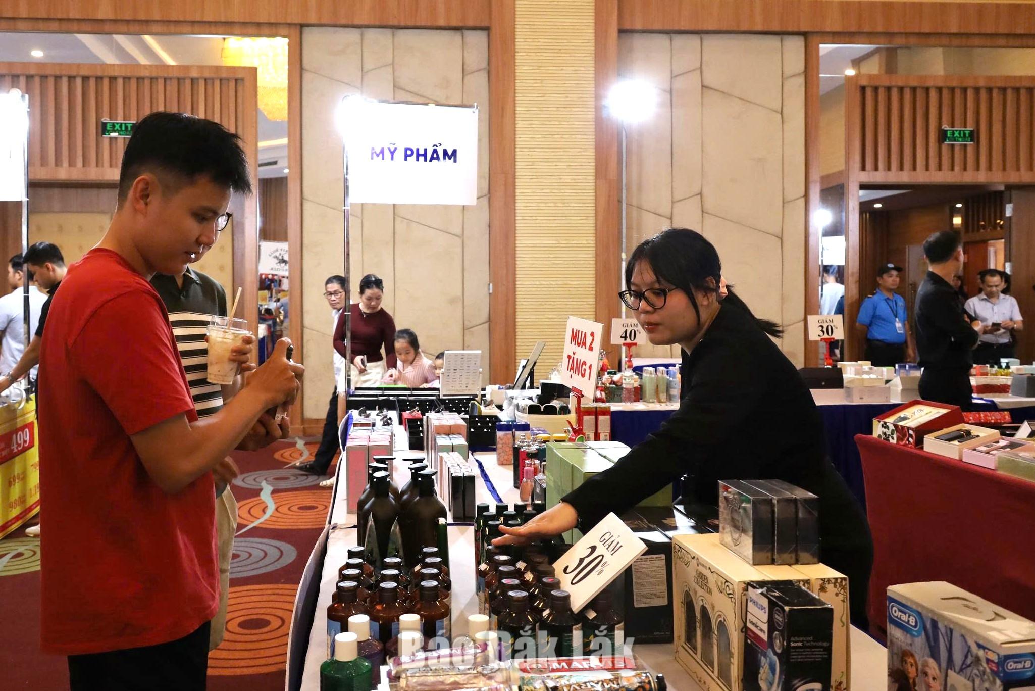 Người dân chọn hàng khuyến mại tại sự kiện khuyến mại hàng hiệu - Buôn Ma Thuột Mega Sales năm 2026 ở phường Tân An.