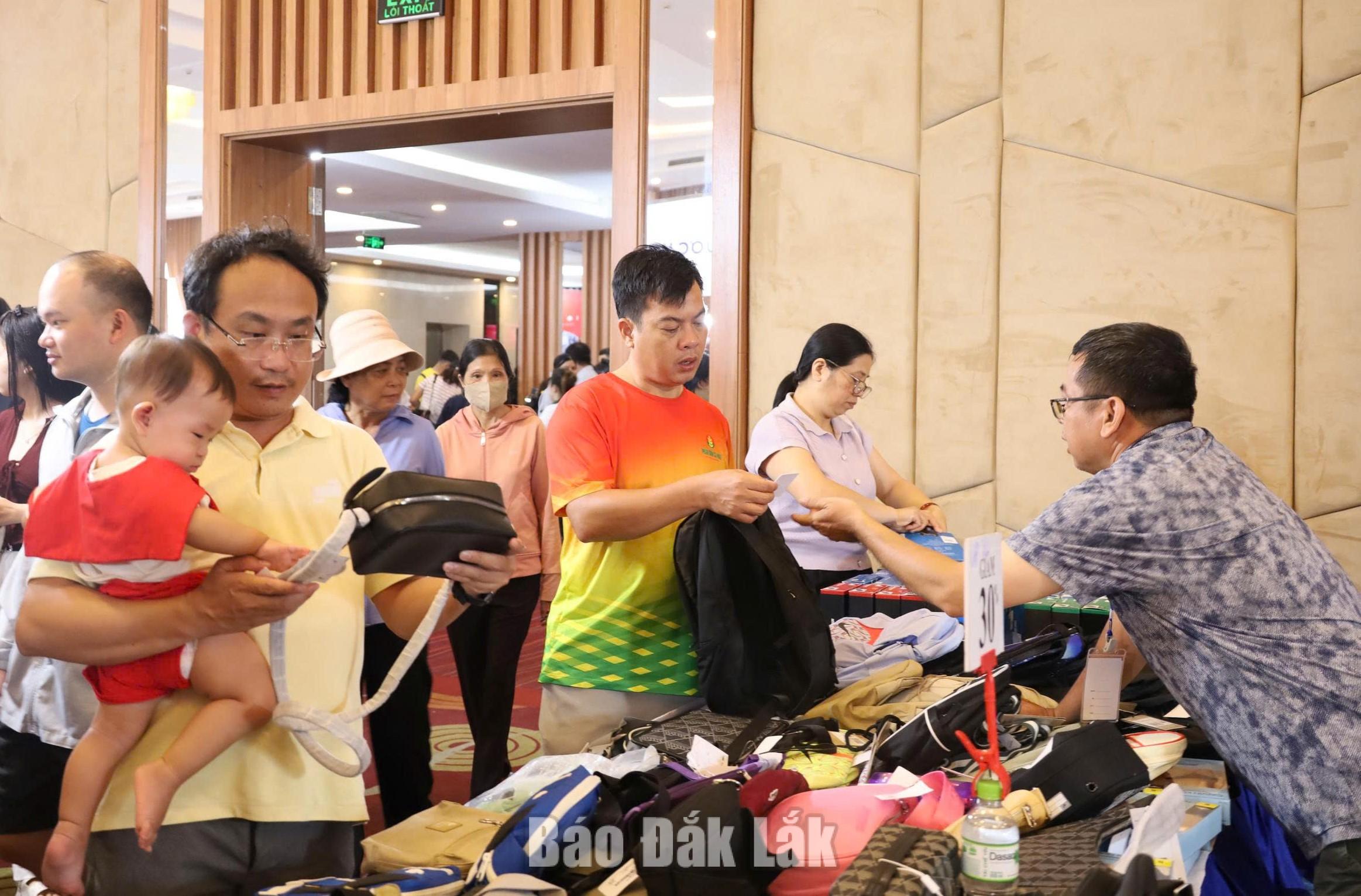 Người dân chọn hàng khuyến mại tại sự kiện khuyến mại hàng hiệu - Buôn Ma Thuột Mega Sales năm 2026 ở phường Tân An.