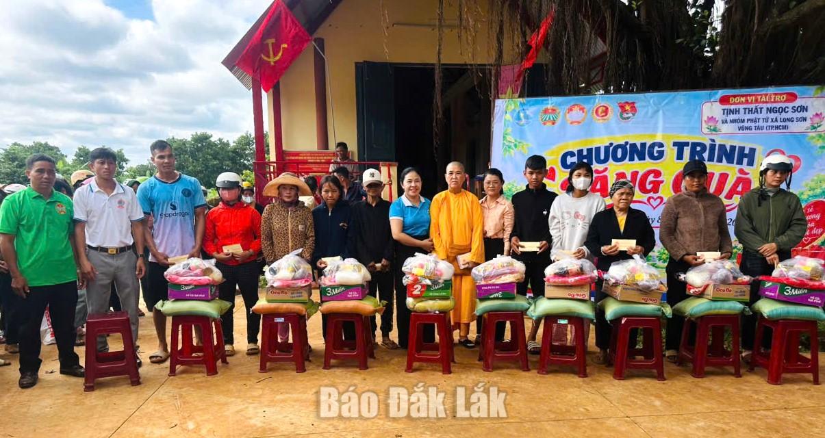 Đại diện Ủy ban MTTQ Việt Nam xã Ea Kiết và các mạnh thường quân trao quà cho người dân buôn