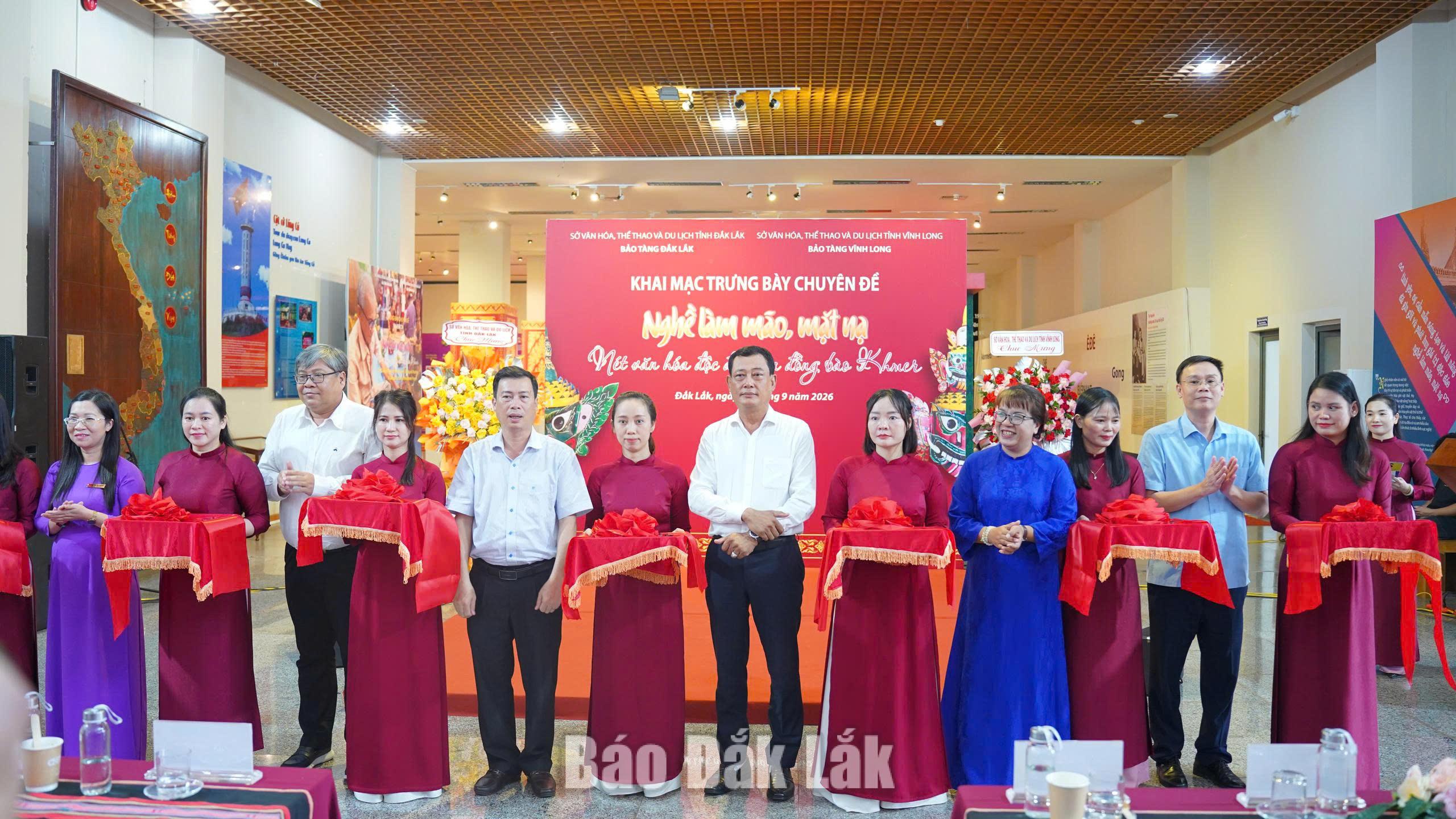 Các đại biểu cắt băng khai mạc.
