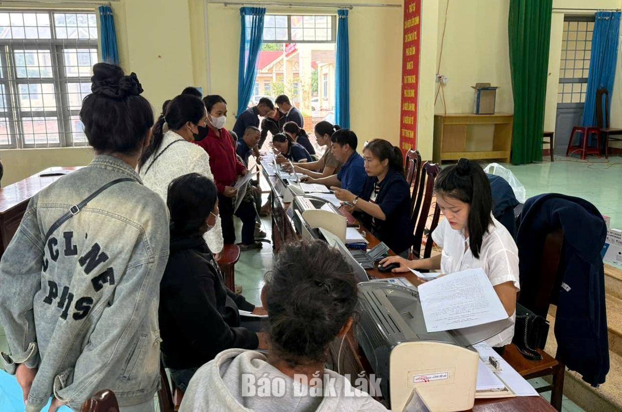 Cán bộ xã Cư Pơng hỗ trợ người dân giải quyết thủ tục hành chính tại buôn