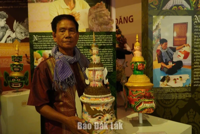 Mão, mặt nạ kể chuyện văn hóa Khmer