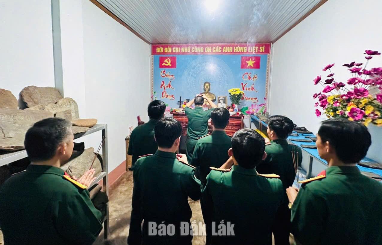 Các đại biểu dâng hương tại tại Phòng lưu giữ di vật lịch sử.