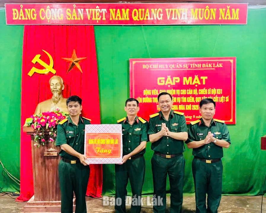 Đại tá Nguyễn Văn Hòa, Chỉ huy trưởng Bộ Chỉ huy Quân sự tỉnh trao quà động viên cán bộ, chiến sĩ Đội K51.