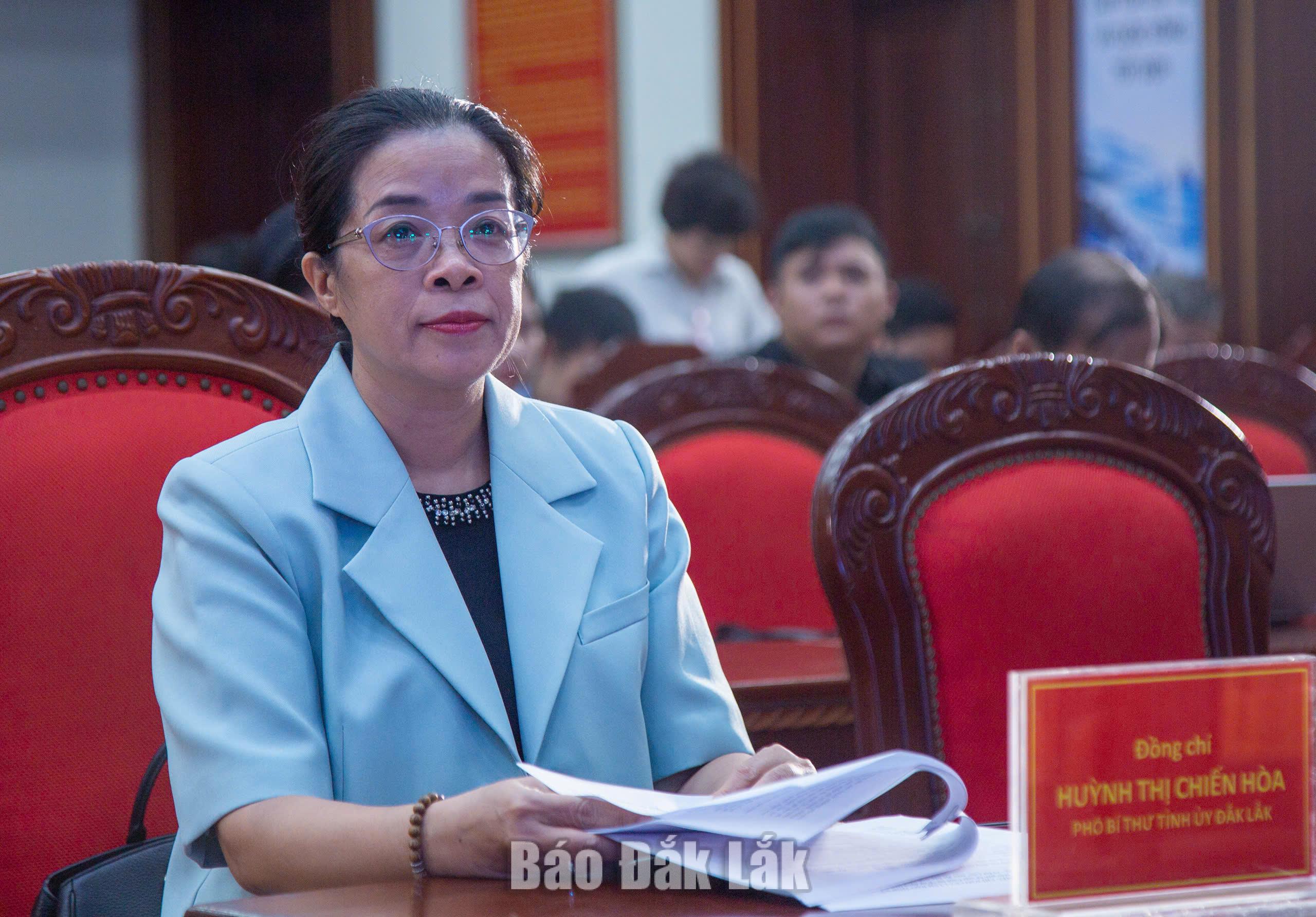 Phó Bí thư Tỉnh ủy Huỳnh Thị Chiến Hòa tham dự lễ.