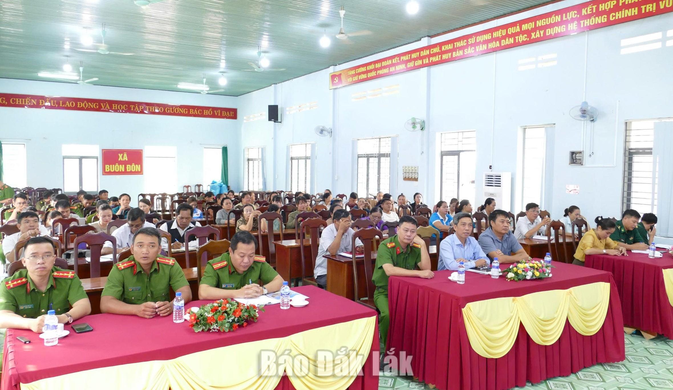 Các đại biểu tham dự hội nghị.