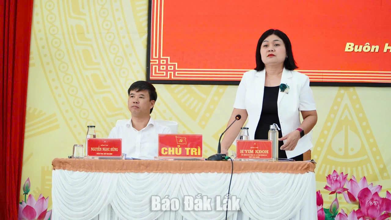 Bí thư Thị Ủy, Chủ tịch HĐND phường H Yim Kđoh trao đổi với người dân về các ý kiến liwnw quan