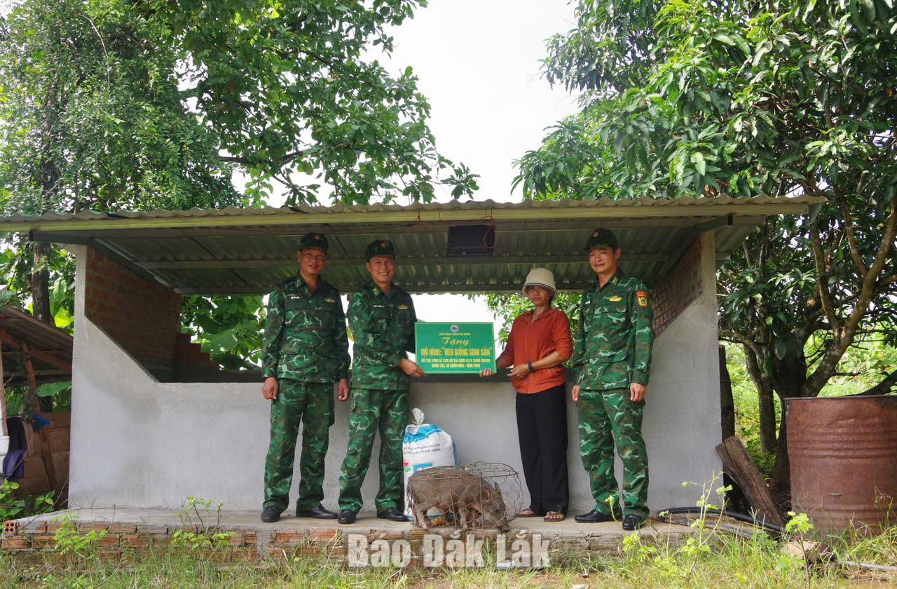 Đồn Biên phòng Bo Heng trao mô hình heo sinh sản tặng người dân khu vực biên giới.