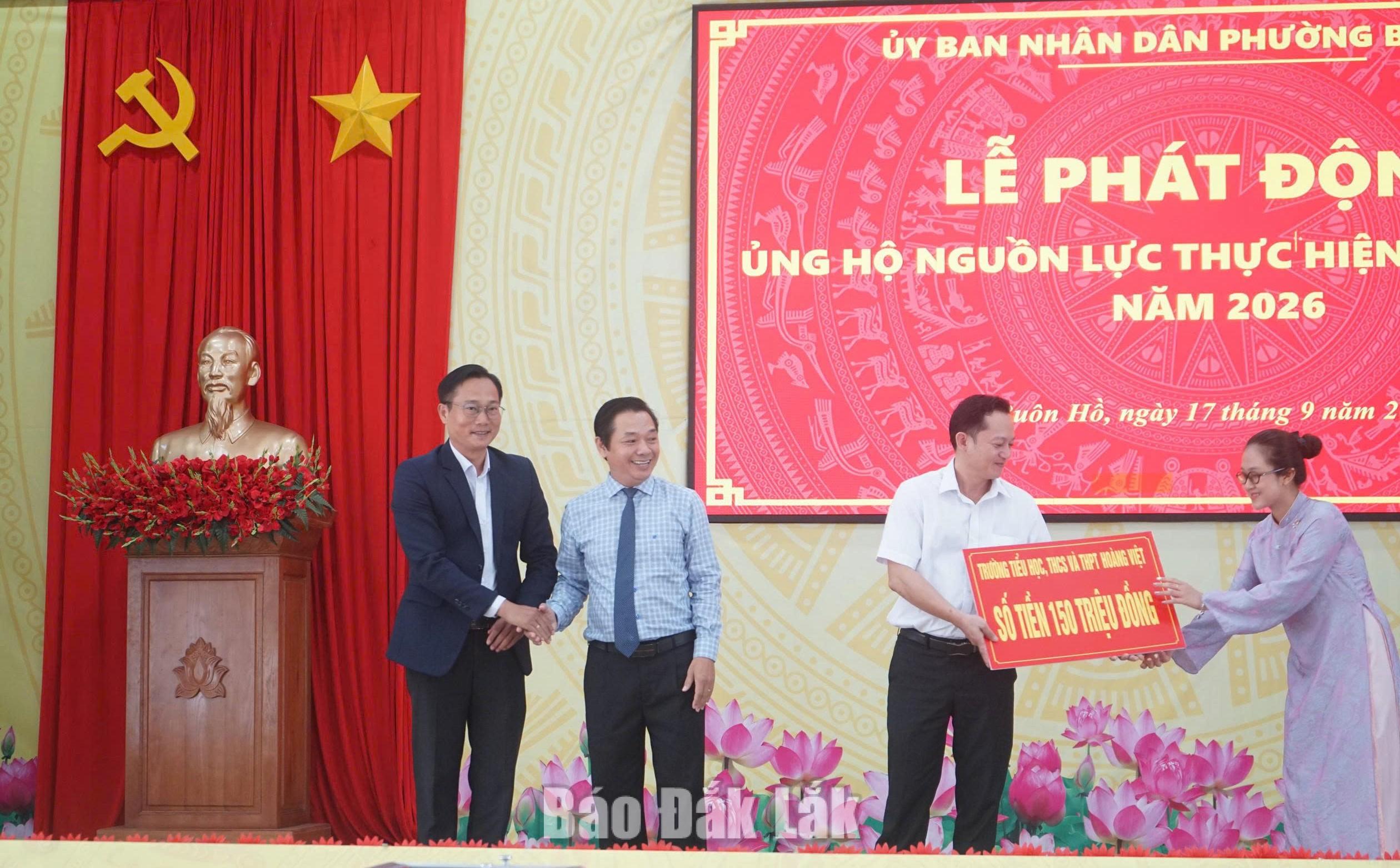 Đại diện Trường Tiểu học, THCS và THPT Hoàng Việt trao bảng tượng trưng ủng hộ số tiền 150 triệu đồng
