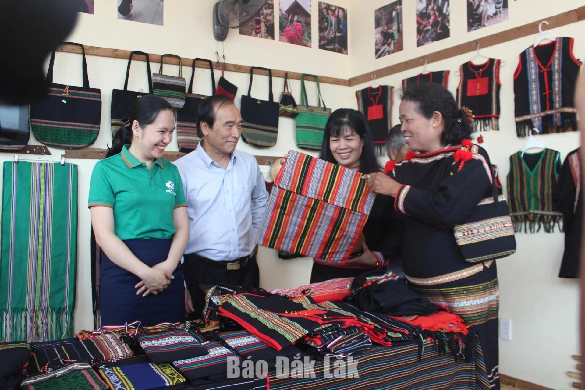Members of the Tong Ju Village community-based tourism group in Ea Kao Ward introducing traditional woven products.