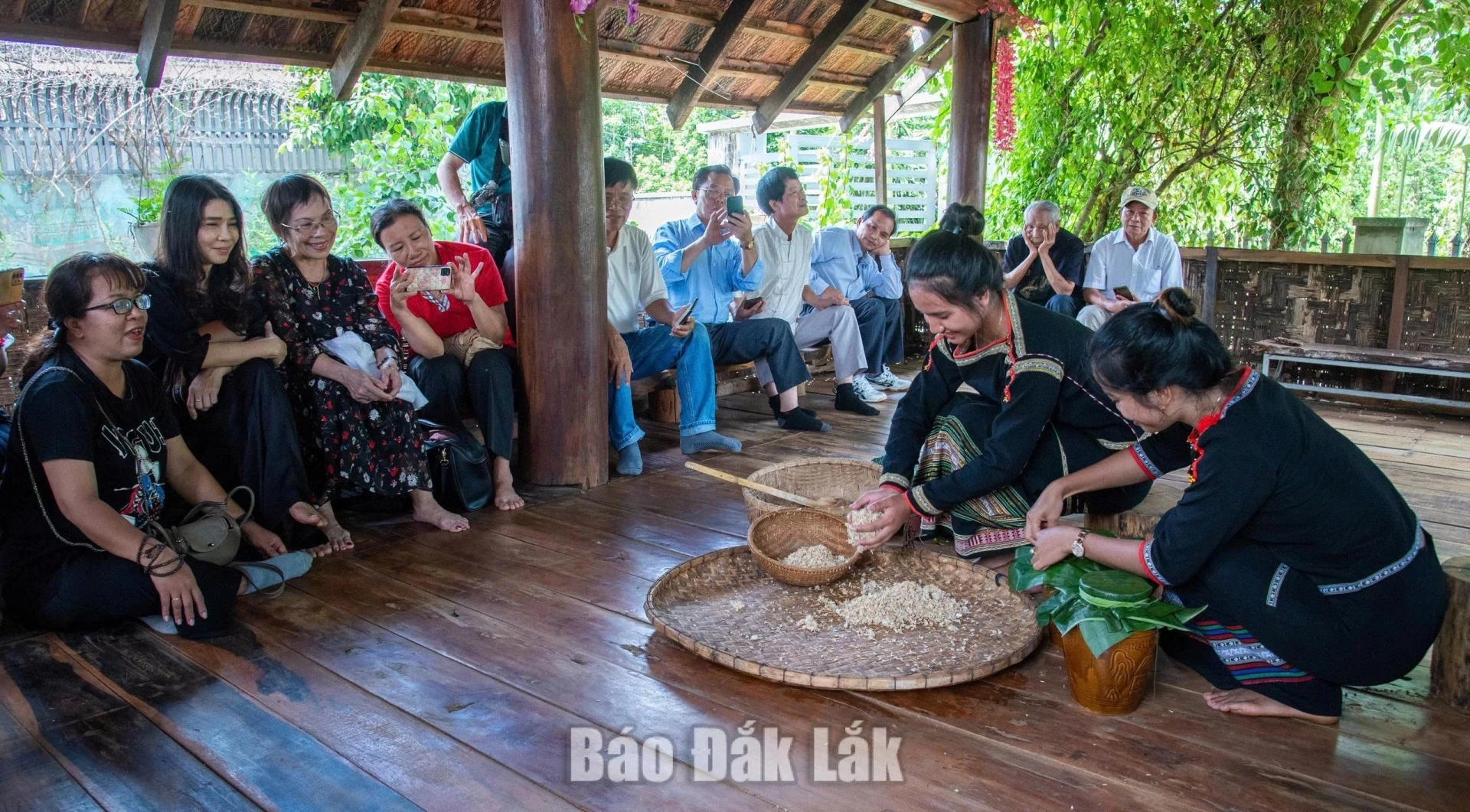 Visitors learning about how the Ede people traditionally prepare Can wine in Tong Ju Village, Ea Kao Ward.