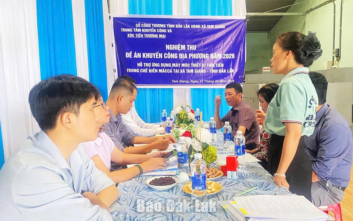 Các thành viên tham gia đoàn và đại diện Công ty TNHH Mắc ca An Nhi Đắk Lắk tại buổi nghiệm thu đề án.