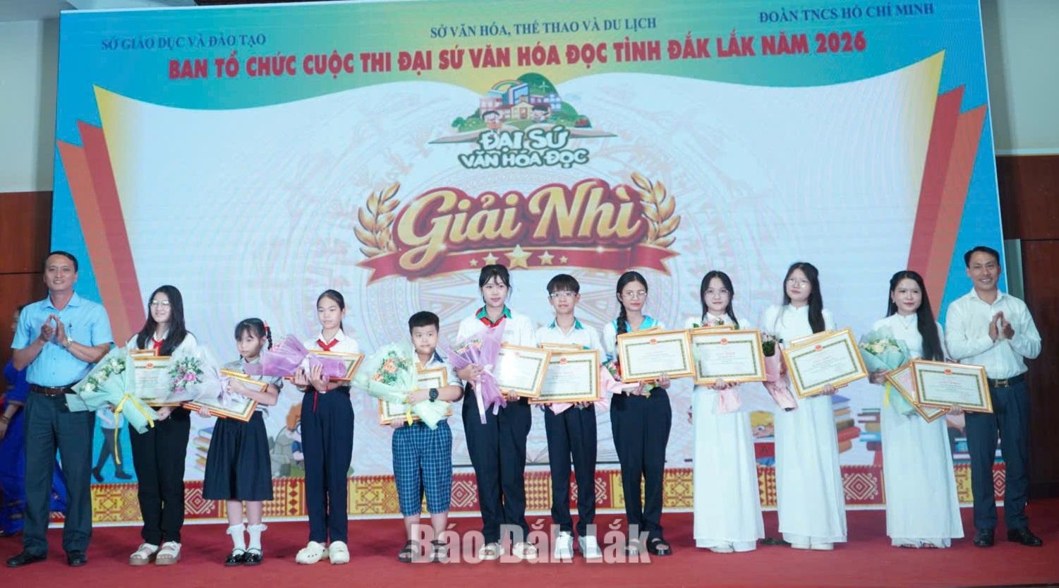 các em học sinh đạt giải Nhì nhận giải tạo buổi lễ.