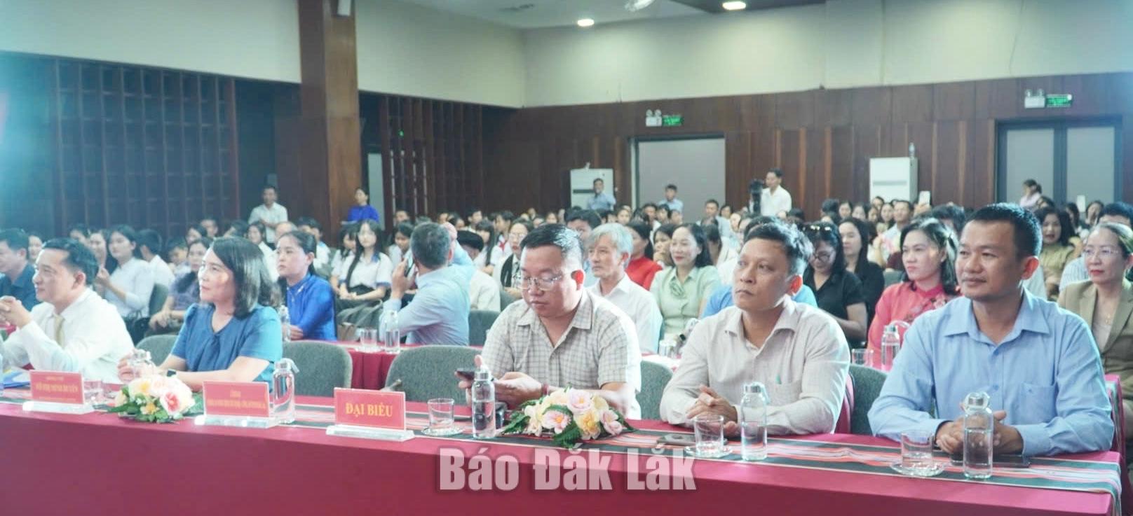 Các đại biểu tham dự lễ trao giải.