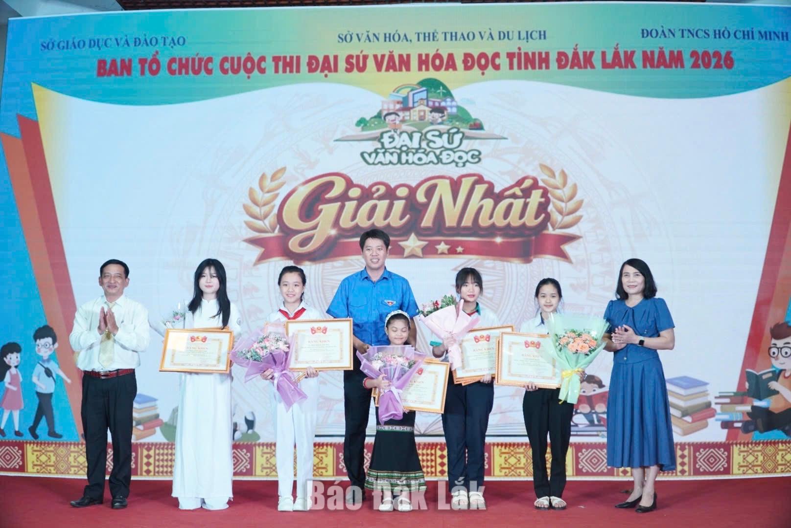Ban tổ chức trao giải Nhất cho 5 học sinh có thành tích xuất sắc.