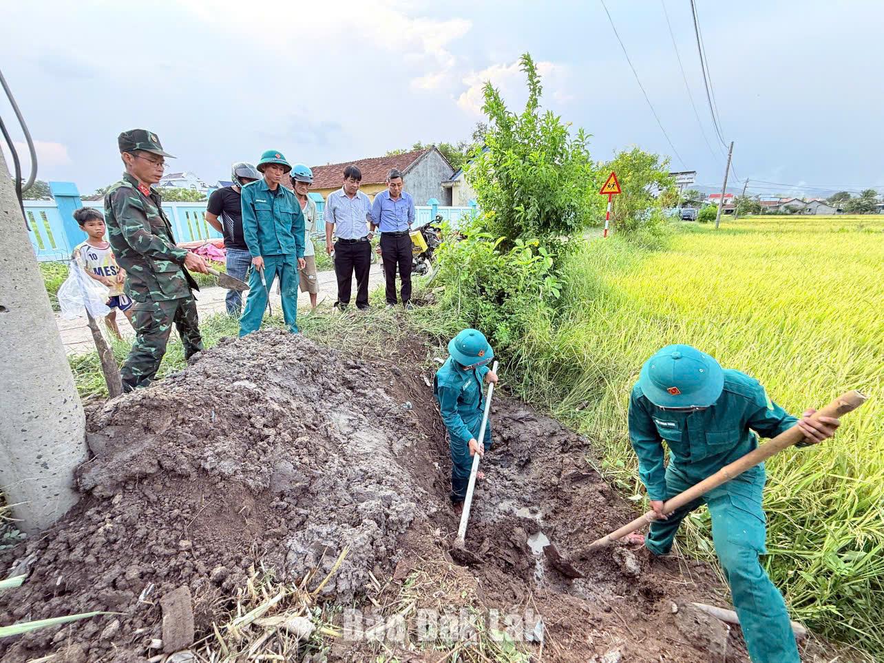 Lực lượng chức năng tìm kiếm mộ liệt sĩ