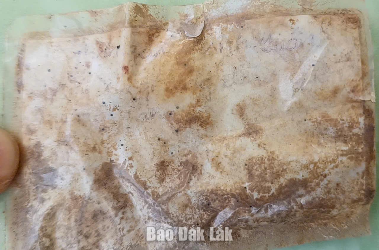 Mảnh nhựa được tìm thấy có ghi tên Anh Luân trong quá trình quy tập.