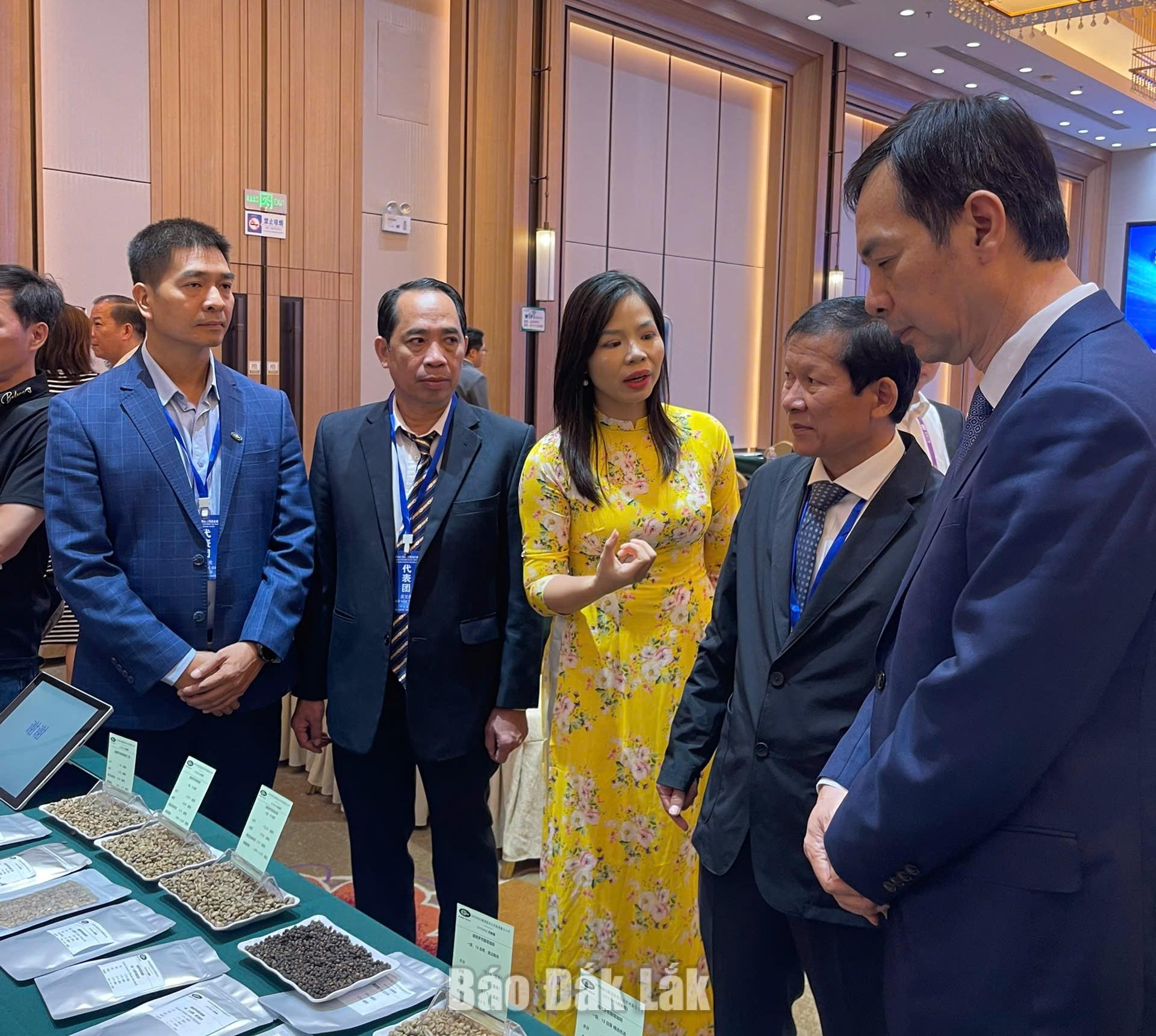 Đại diện ngành Công Thương hai tỉnh trao đổi thông tin bên lề hội nghị.