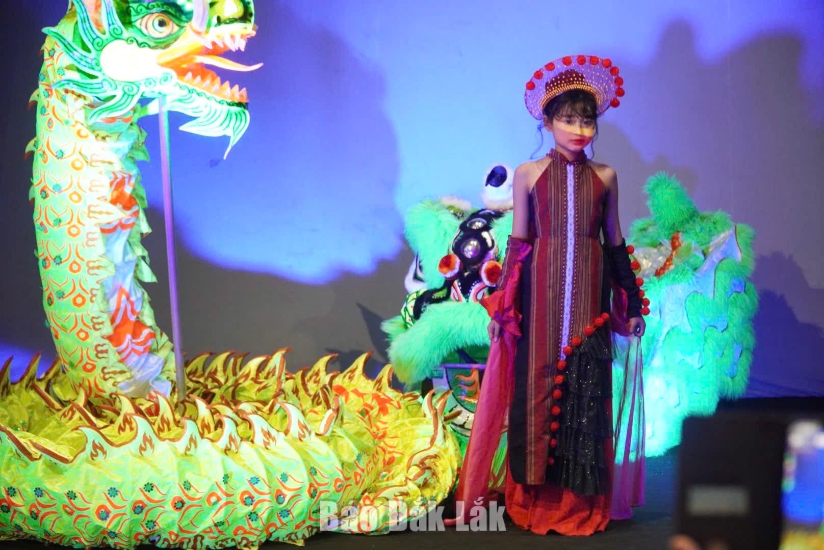 biểu diễn áo dài 