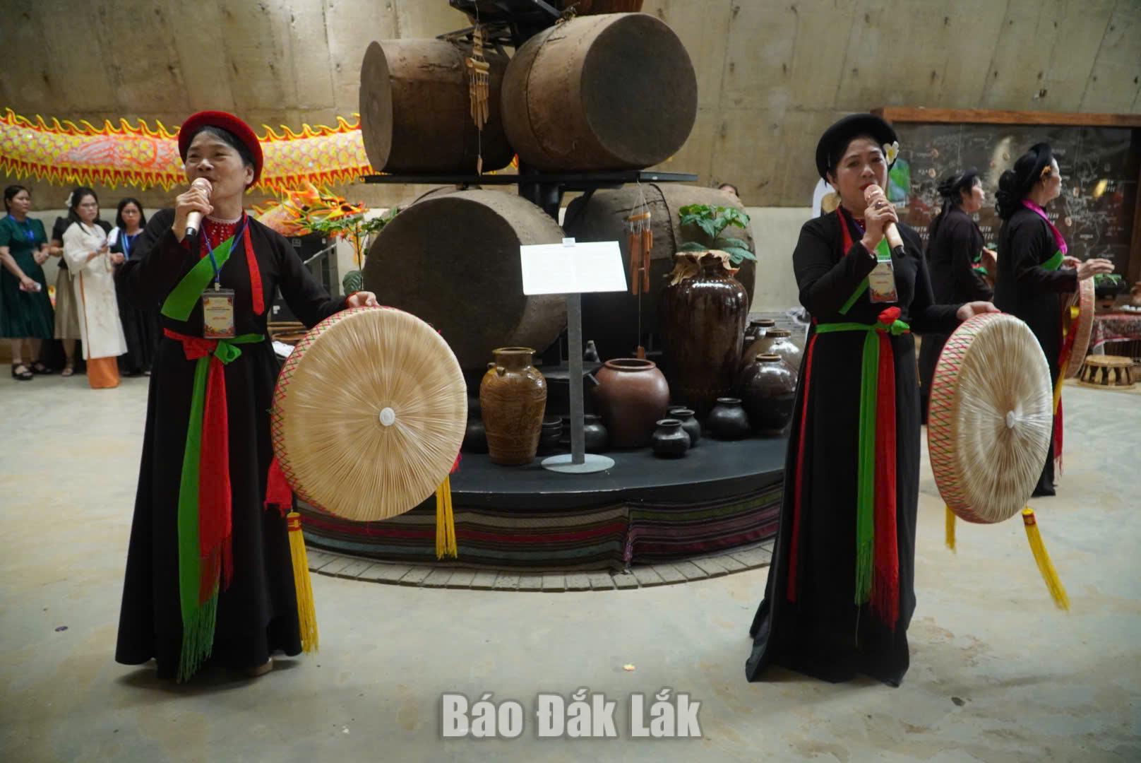 Nghệ sĩ biểu diễn tiết mục dân ca Quan họ tại chương trình