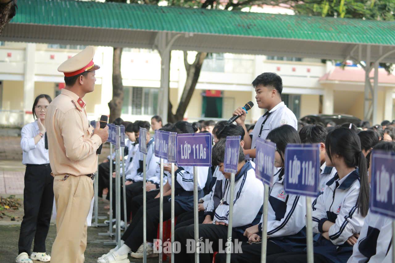 Học sinh trên địa bàn xã Ea Wer trả lời các tình huống cụ thể mà Cảnh sát giao thông đưa ra tại các buổi tuyên truyền.