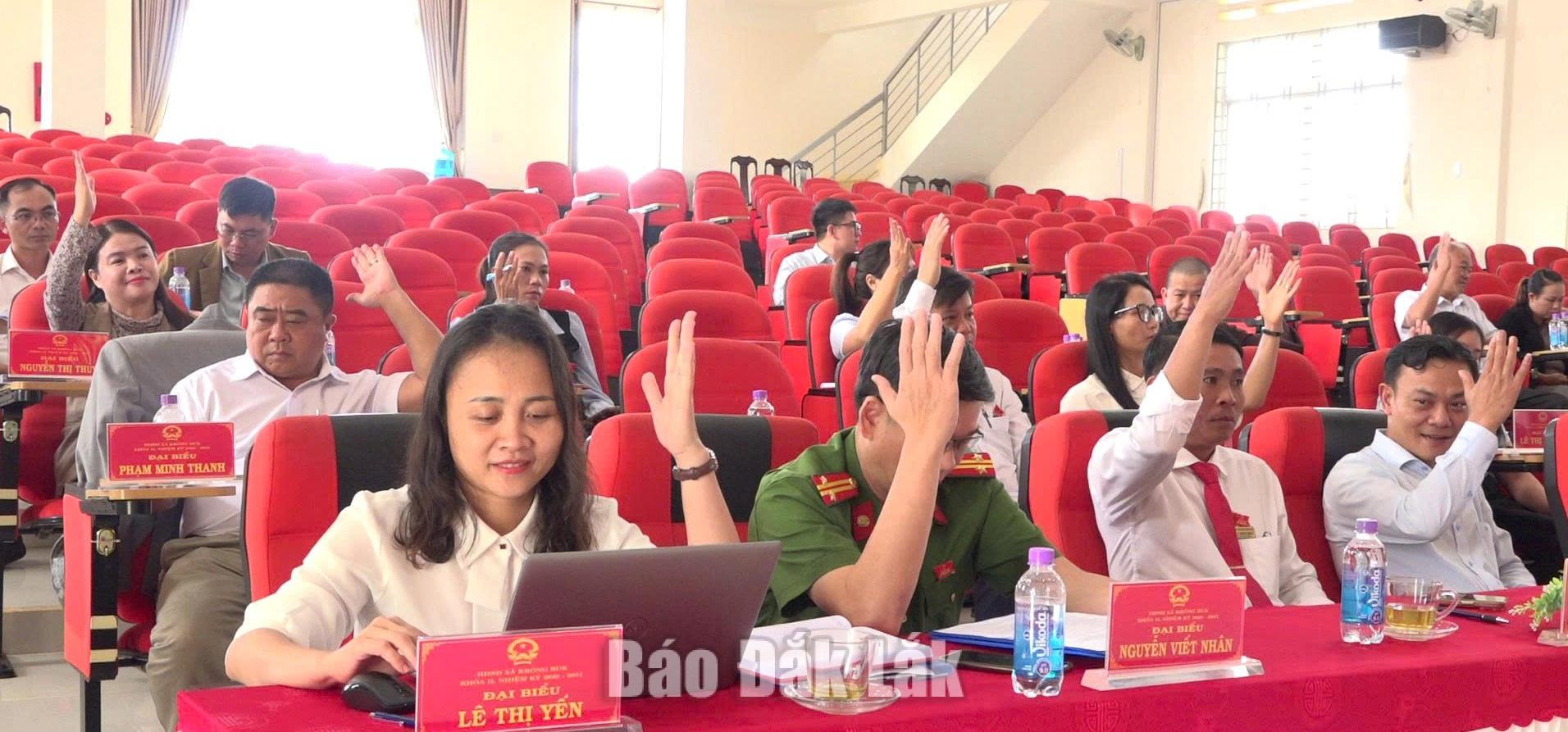 Các đại biểu biểu quyết thông qua nghị quyết.