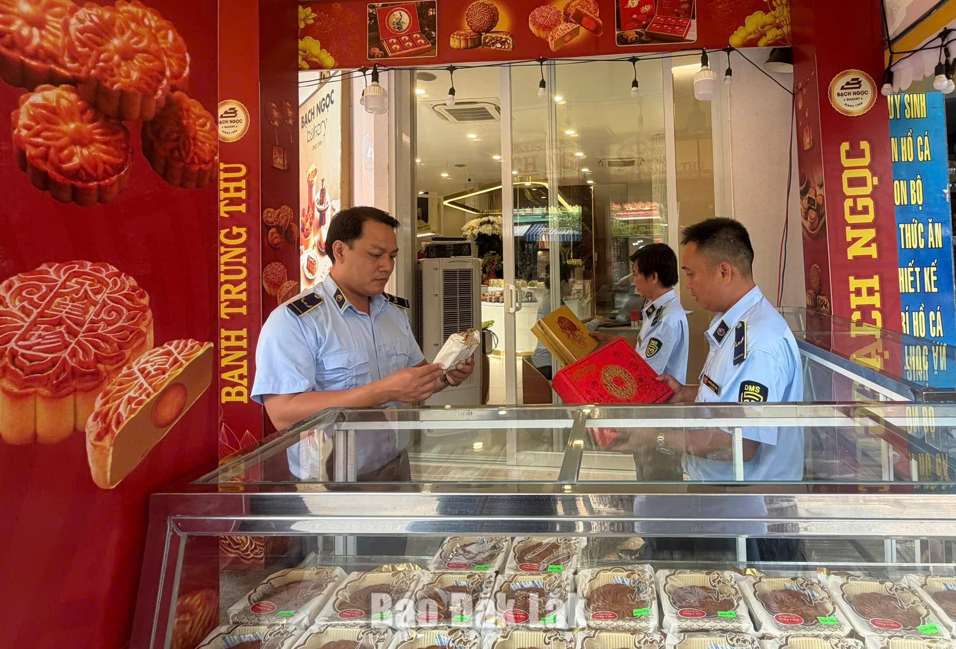 Lực lượng quản lý thị trường kiểm tra tại một cơ sở bán bánh trung thu ở phường Tuy Hòa.