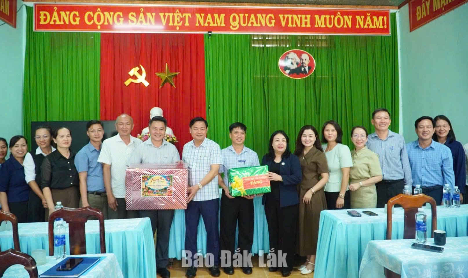 Đoàn khảo sát tặng quà Trung thu cho trường